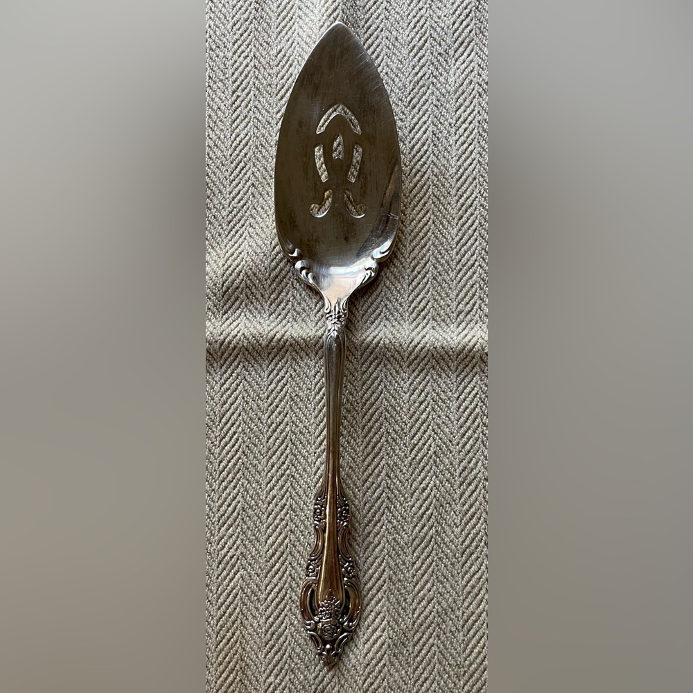 Vintage Community Oneida SILVER
ARTISTRY Silver Plated Cake/Pie Serving 10”